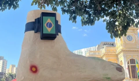 ‘Cortejo da Tornozeleira’ reúne manifestantes em BH para celebrar medidas contra Bolsonaro