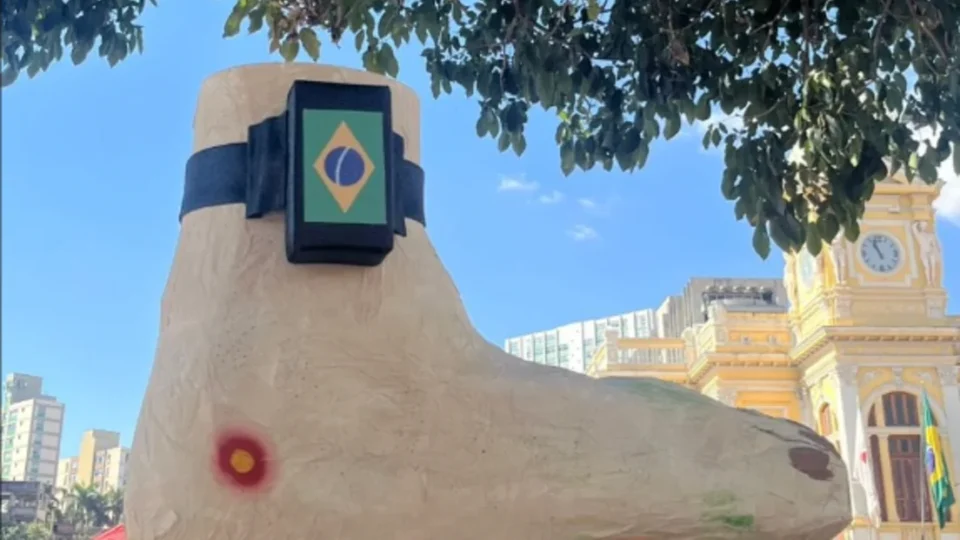 ‘Cortejo da Tornozeleira’ reúne manifestantes em BH para celebrar medidas contra Bolsonaro