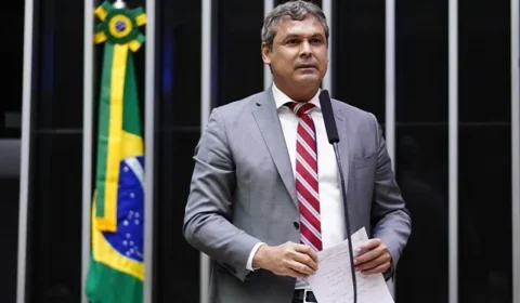 PT pede bloqueio de salário de Eduardo Bolsonaro por ausência prolongada nos EUA