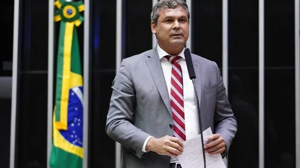 PT pede bloqueio de salário de Eduardo Bolsonaro por ausência prolongada nos EUA