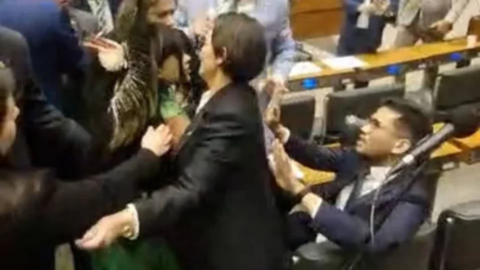 Célia Xakriabá e Kim Kataguiri brigam na Câmara e polícia é chamada