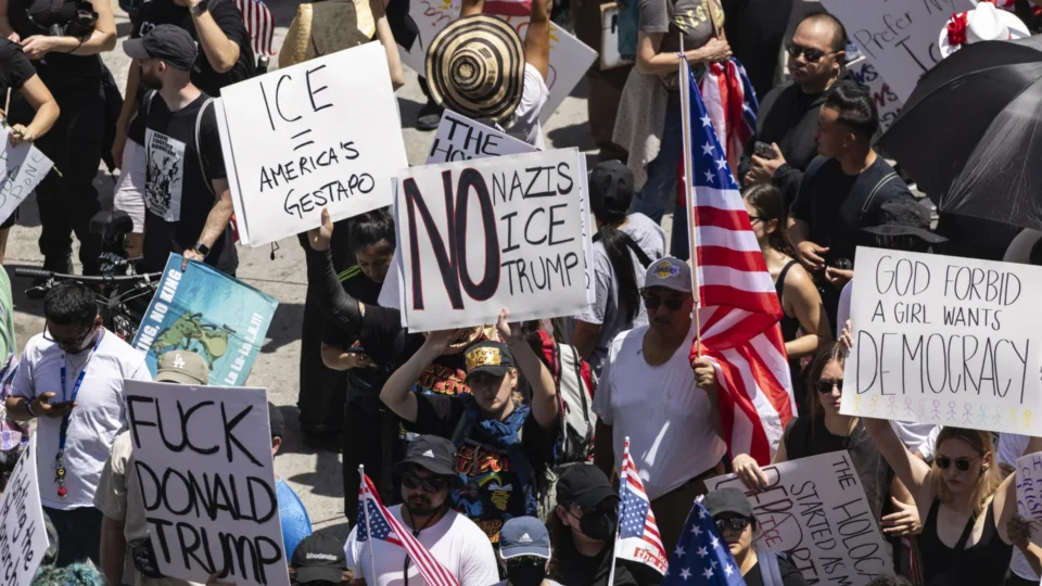 Cai apoio dos EUA às deportações de Donald Trump, segundo pesquisas