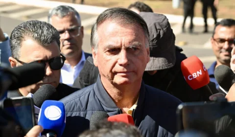 Bolsonaro guardava dólares na gaveta de suas cuecas; saques foram fracionados