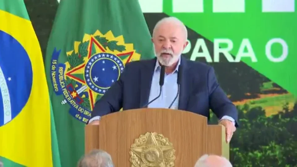 Durante evento Lula chama Bolsonaro de ‘frouxo’ e diz que ‘nunca vai pedir PIX e anistia’