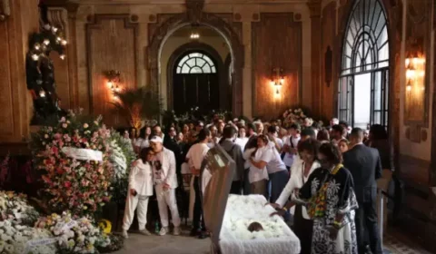 Multidão se despede de Preta Gil em velório no RJ