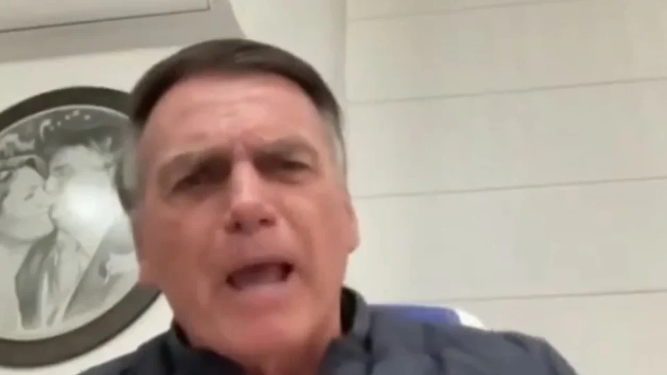 Em entrevista na TV, Bolsonaro se descontrola, grita e xinga ao falar da tentativa de golpe