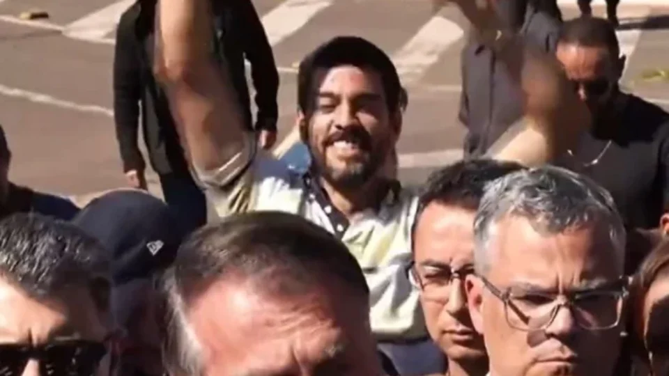 ‘Justiça sendo feita’, diz homem que comemorou tornozeleira durante entrevista de Bolsonaro