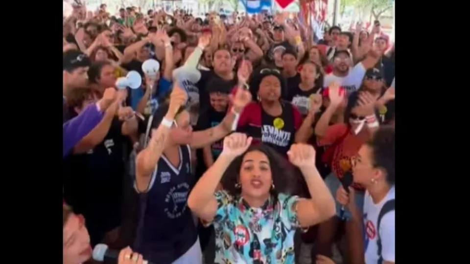 Maior parte das postagens nas redes comemora uso de tornozeleira por Bolsonaro