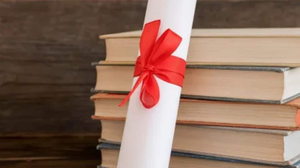 Diplomas universitários em papel deixam de ter validade legal com nova norma do MEC
