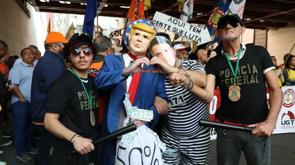 Ato de trabalhadores na 25 de Março repudia interferência de Trump