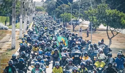 Bolsonaro puxa motociata em carro de som, mas não discursa durante ato de apoio em Brasília