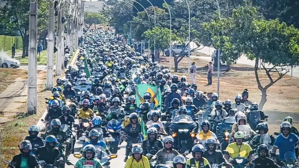 Bolsonaro puxa motociata em carro de som, mas não discursa durante ato de apoio em Brasília