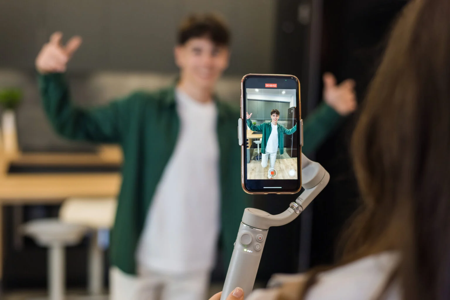 No Brasil, muitos jovens tem enxergado na possibilidade de se tornar um influenciador digital uma forma de ascender socialmente. Foto: Adobe Stock