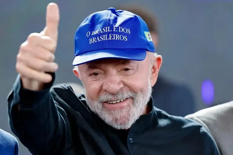 Aprovação de Lula supera a desaprovação pela primeira vez em 2025, aponta AtlasIntel