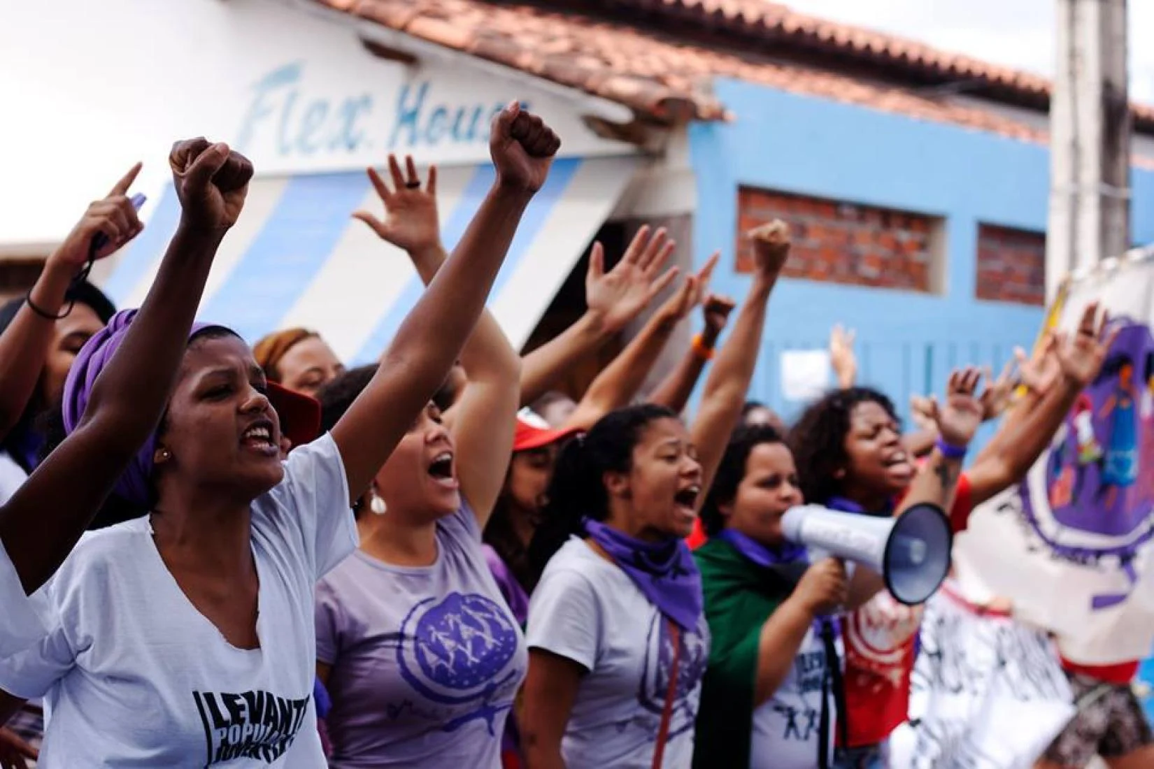 Segundo o IBGE, mulheres negras recebem, em média, 58,8% do rendimento de homens brancos no Brasil. Imagem: divulgação 