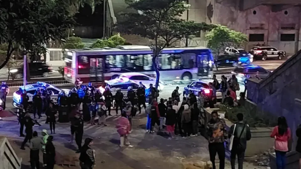 Com frio e crianças pequenas, famílias estão há dias na rua após interdição na Avenida 9 de Julho
