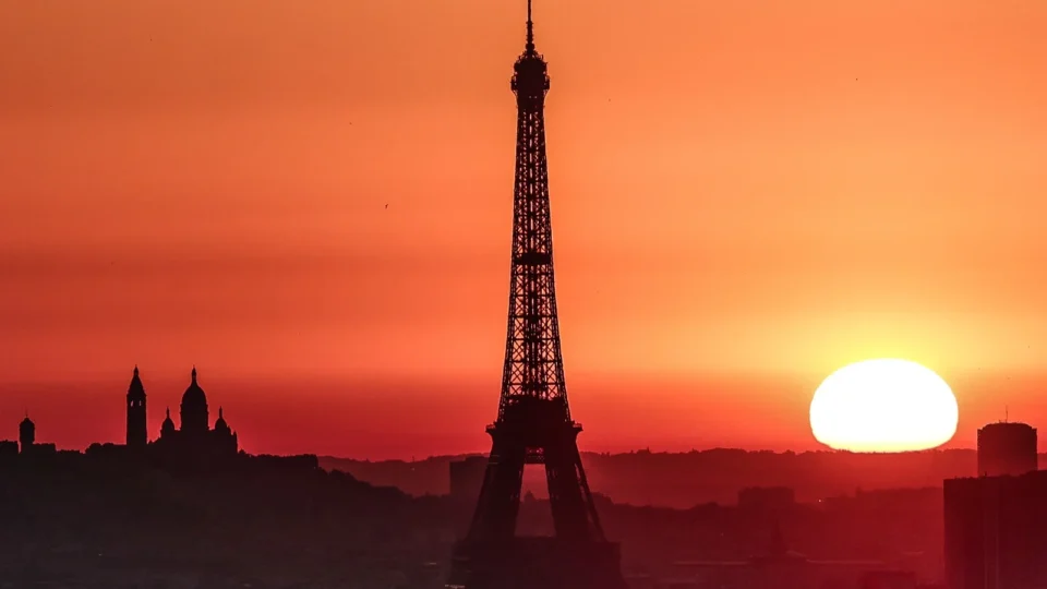 Onda de calor coloca Paris em alerta vermelho e fecha escolas na Europa