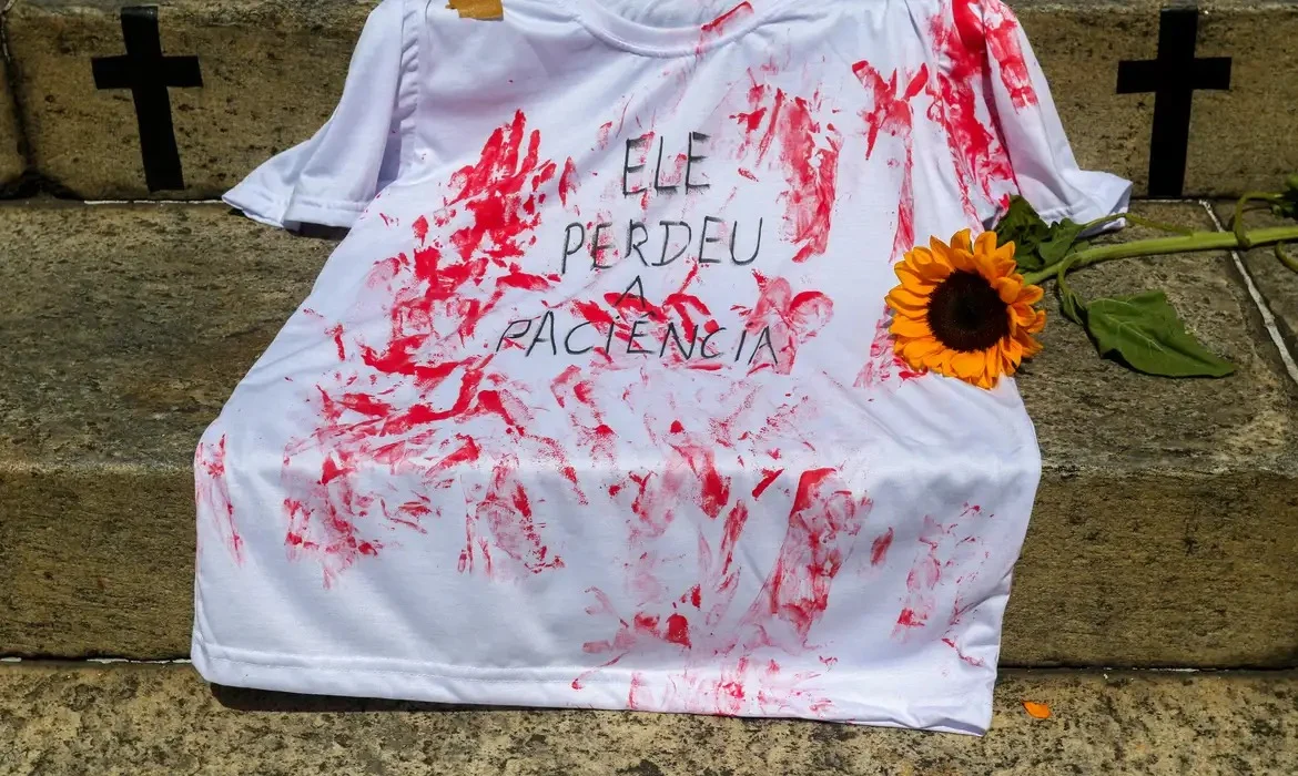 Violência recua no Brasil, mas feminicídios e assassinatos de jovens avançam, revela Anuário