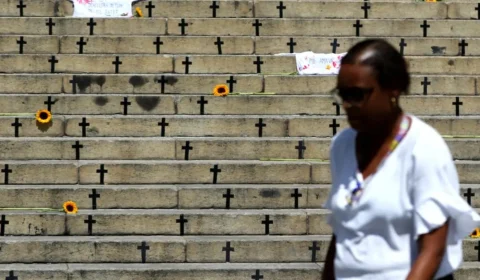 Violência recua no Brasil, mas feminicídios e assassinatos de jovens avançam