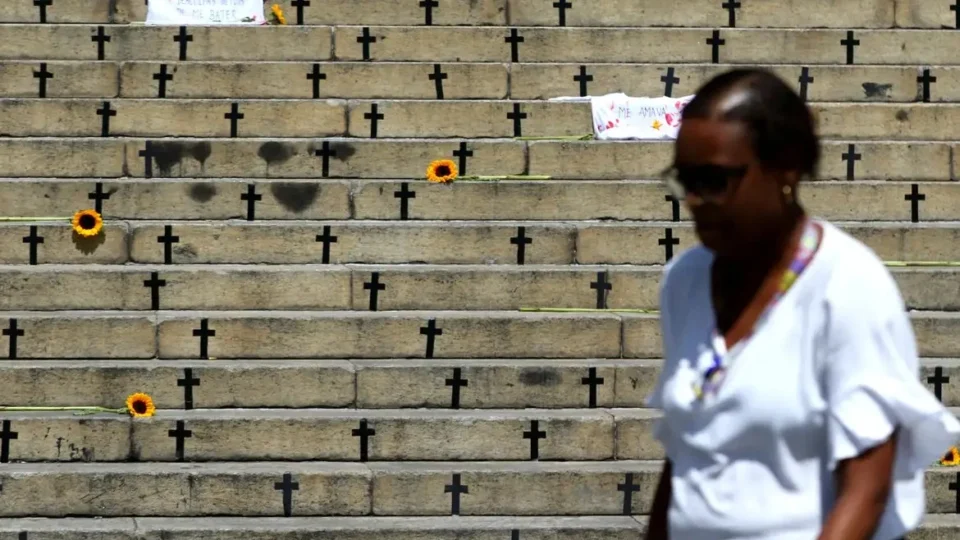 Violência recua no Brasil, mas feminicídios e assassinatos de jovens avançam