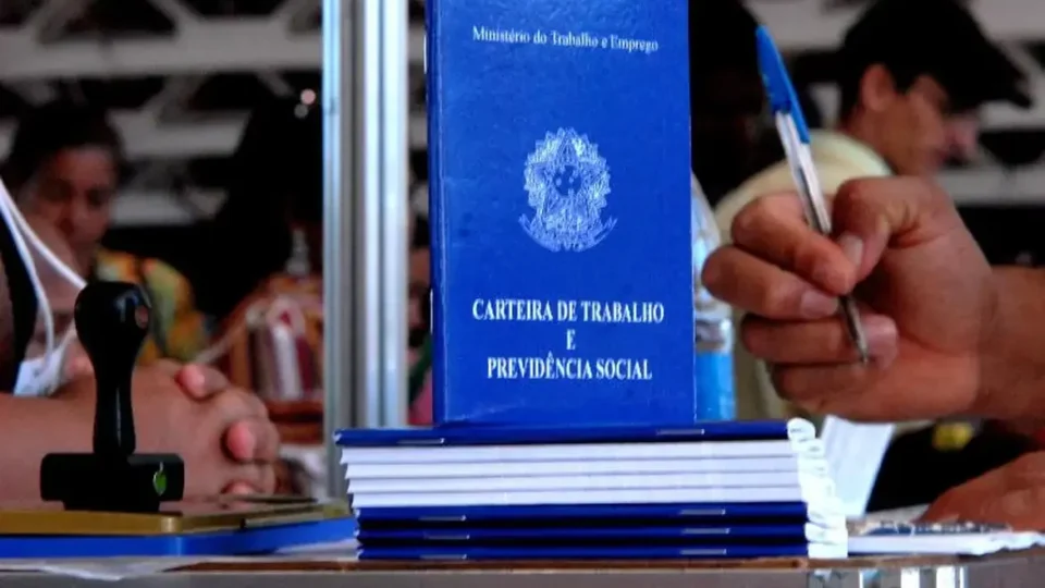 Trabalhar demais e ganhar pouco: o que está por trás da rejeição à CLT