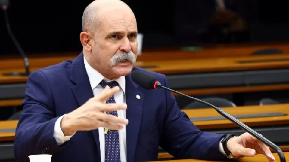 Henrique Vieira repreende bolsonarista após discurso violento: ‘Covardia para sustentar’