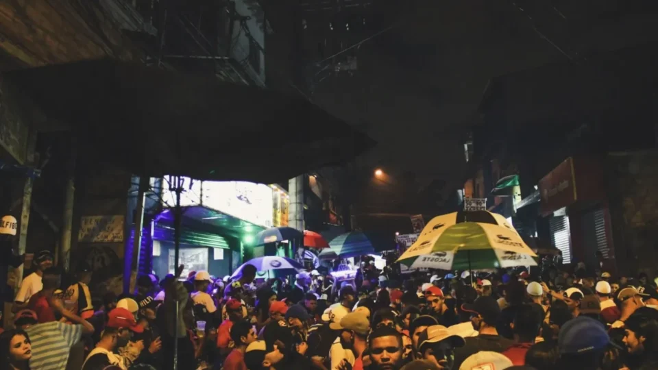 Violência policial fecha bailes funk em Paraisópolis, maior favela de São Paulo