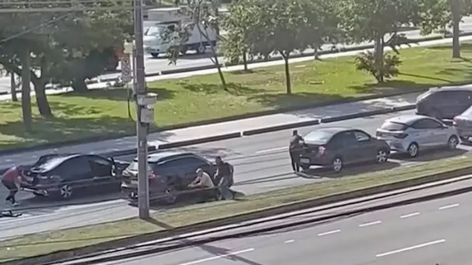 Bicheiro Vinicius Drummond sofre atentado e tem Porsche metralhado no RJ