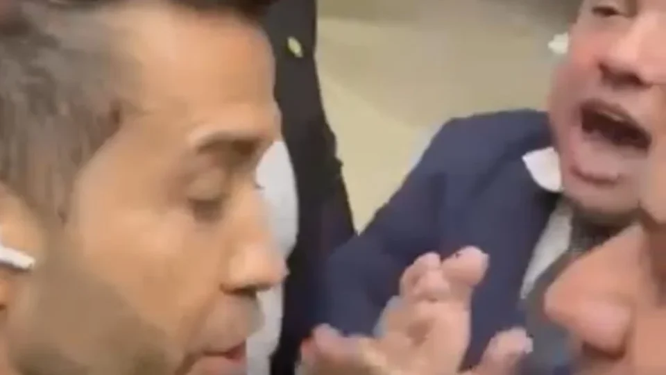 André Janones registra queixa contra dois deputados por agressão no plenário da Câmara