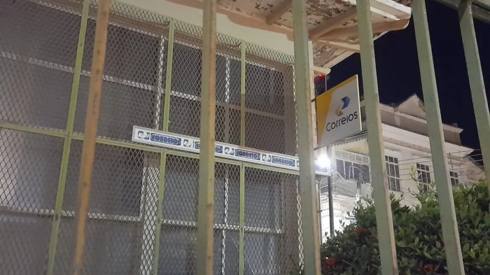 Moradores de ilha no Rio de Janeiro lutam para manter agência de Correios operante