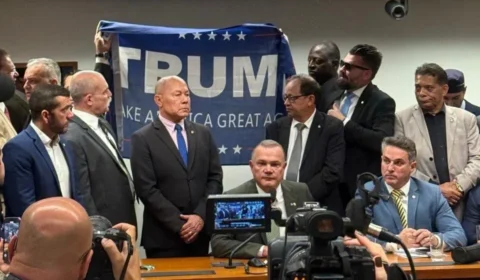 Nas redes, 77% criticam deputados por exibir bandeira de Trump na Câmara: ‘Capachos’