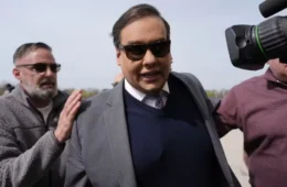 Filho de brasileiros, George Santos é preso após se entregar à Justiça dos EUA