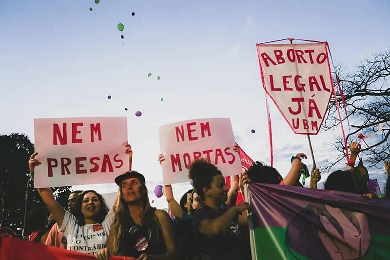 juristas questionam cartazes antiaborto
