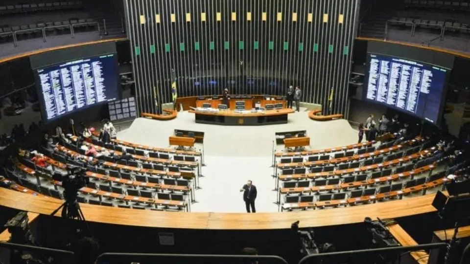 Povo apoia taxar bilionários, bancos e bets e acha que Congresso protege ricos, diz pesquisa