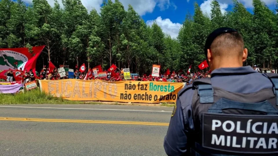 Câmara aprova urgência para projeto que permite ação da polícia sem ordem judicial em ocupações