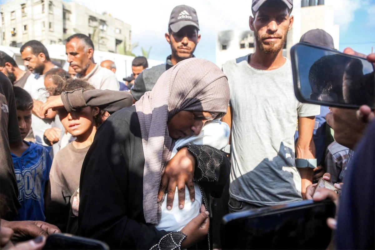 Uma mulher chora pela morte do filho por desnustrição em Gaza: nas últimas horas, duas crianças palestinas, morreram desnutridas | AFP