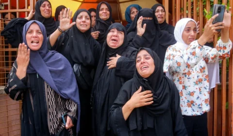 Mais de 70 pessoas em busca de comida são mortas em Gaza; Israel ordena evacuação