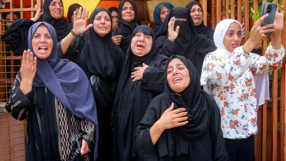 Mais de 70 pessoas em busca de comida são mortas em Gaza; Israel ordena evacuação