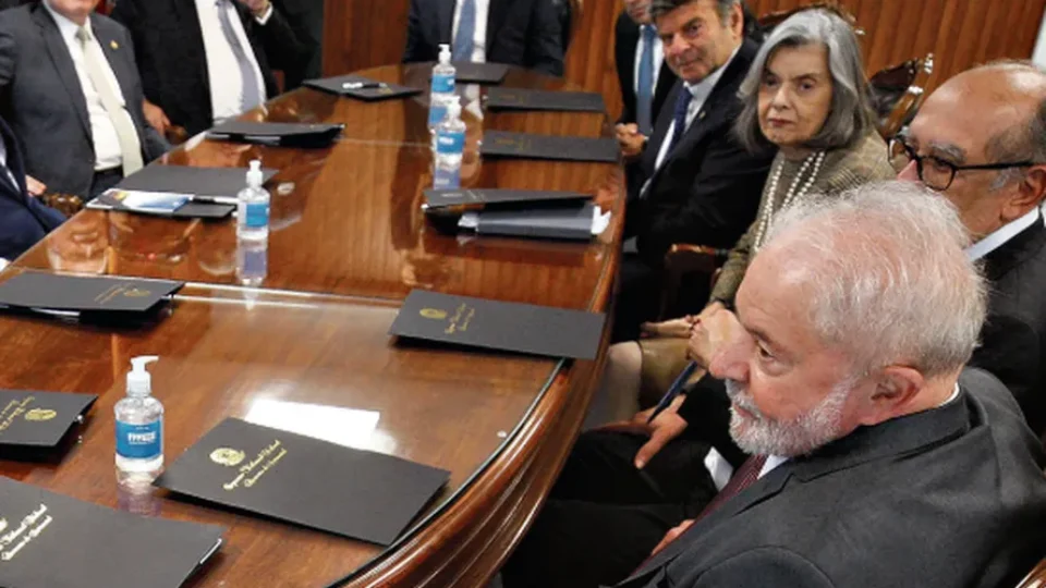 Lula convida ministros do STF para jantar no Alvorada após sanções de Trump a Moraes