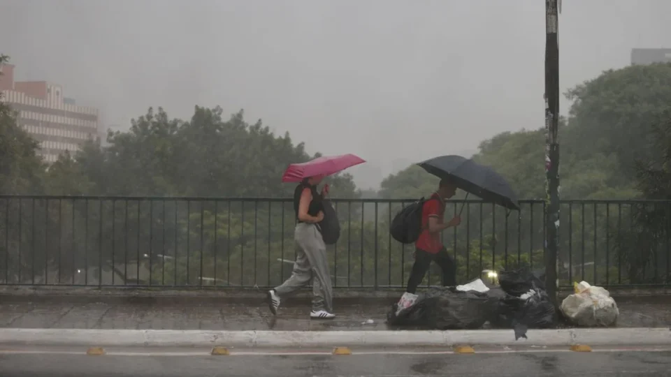 Previsão do tempo: Brasil tem geada, calor extremo e risco de temporais hoje