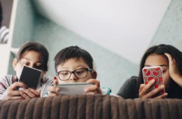 Controle parental: 3 meses após sanção da Lei Felca, pais não sabem proteger filhos na web