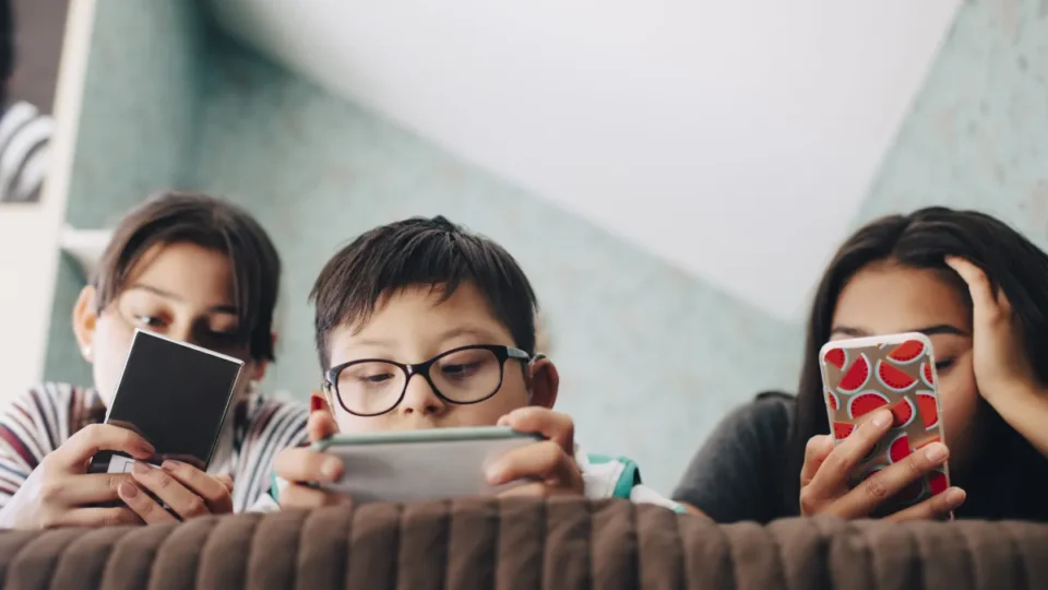 Controle parental: 3 meses após sanção da Lei Felca, pais não sabem proteger filhos na web