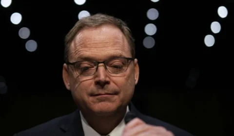 Chefe do conselho econômico de Trump tem dificuldade de explicar tarifa ao Brasil