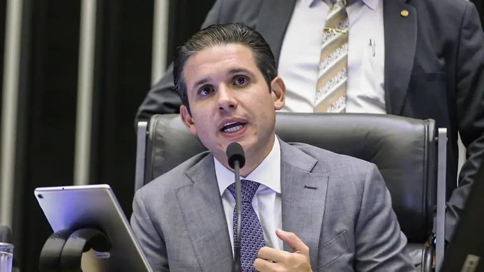 Motim bolsonarista sustenta projeto para mudar foro e expõe Motta, mas anistia fica sem acordo