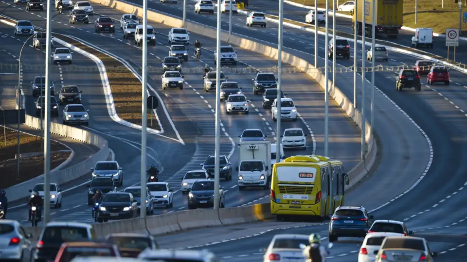 Governo lança programa que reduz IPI de carros populares até 2026