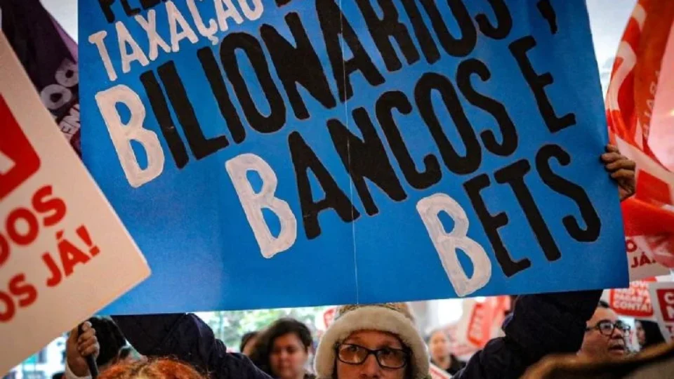 Manifestantes ocupam sede do Itaú, prédio mais caro do Brasil, por taxação dos super-ricos