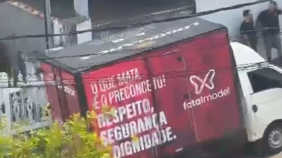 Caminhão da Fatal Model foi estacionado em frente ao ICL após série de reportagens. A ABI classificou o ato como tentativa de intimidação e cobrou investigação. Foto: ICL