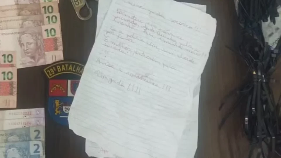 Mãe e filha são resgatadas de cativeiro após jogarem bilhetes pedindo socorro no PR