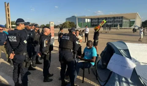Moraes proíbe acampamentos na Praça dos Três Poderes após ato de deputado bolsonarista