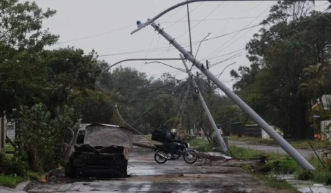 Ciclone no RS deixa mais de 200 mil sem luz e causa danos no litoral